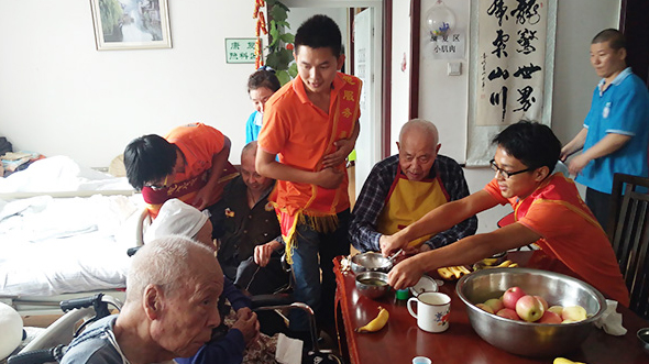 年輕人弱電開展“孝在頤養(yǎng)，愛在方莊”慰問活動