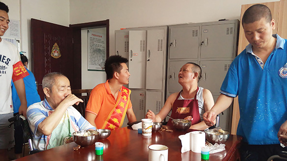 年輕人弱電開展“孝在頤養(yǎng)，愛在方莊”慰問活動