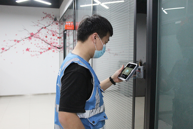 年輕人弱電為極客BXO安裝人臉識(shí)別門(mén)禁系統(tǒng)