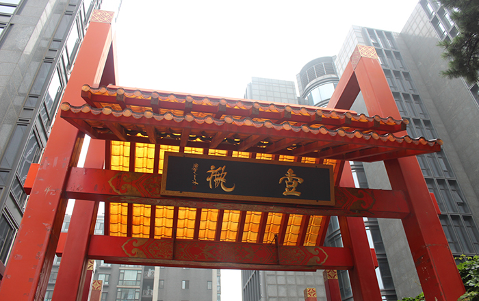 年輕人弱電為壹瓶社區(qū)建設(shè)人行通道